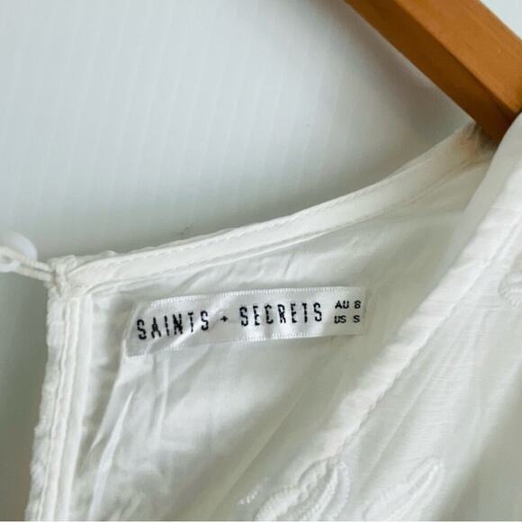 Saints + Secrets sheer embroidered ruffle style v-neck keyhole back sz S white - Picture 3 of 15
